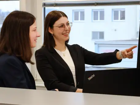 Zwei Granzow Mitarbeiterinnen bei der Lichtplanung für Kundenprojekte