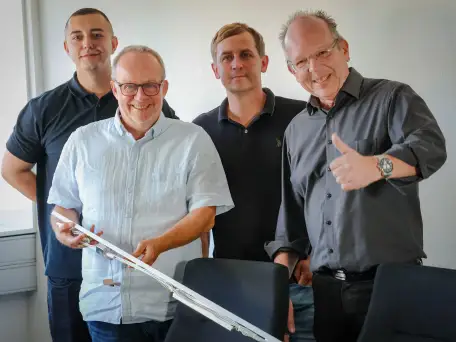 Unser Granzow Lichtplanungsteam mit einer Leuchte