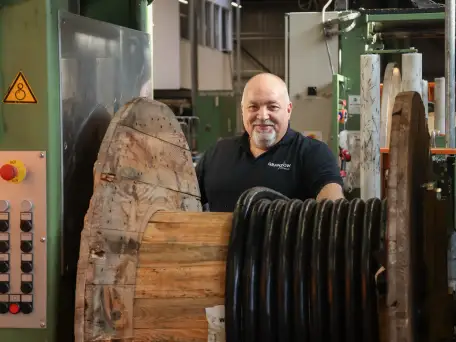 Granzow Mitarbeiter beim messen einer Kabeltrommel