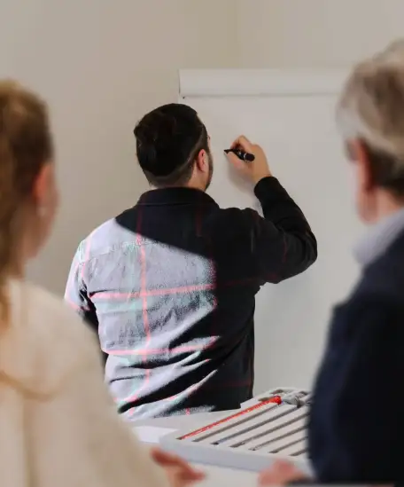 Drei Personen bei Planung innovativer Schulungen