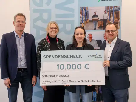Bild mit einem Spendencheck, der Geschäftsführung von Ernst Granzow und zwei Frauen der Stiftung St. Franziskus