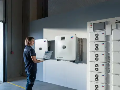 Es wird der SMA Inbetriebnahmeservice dargestellt mit dem Produkt und einer Frau