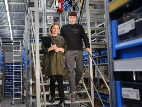 Lagermitarbeiter laufen die Treppen in Leonberg runter