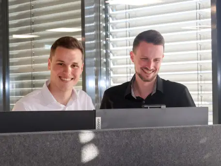 Zwei Mitarbeiter der Firma Ernst Granzow in Bad Waldsee die zusammen am Computer arbeiten.