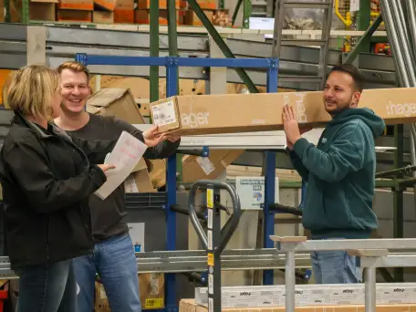 Mitarbeiter der Firma Ernst Granzow in Leonberg die im Lager zusammenarbeiten und dabei Spaß haben.