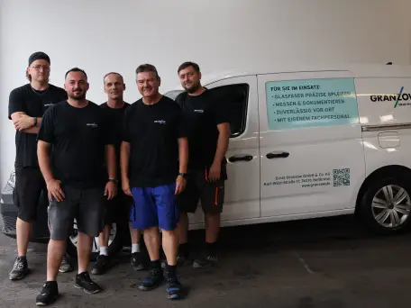 Unser Spleißteam vor unserem Caddy