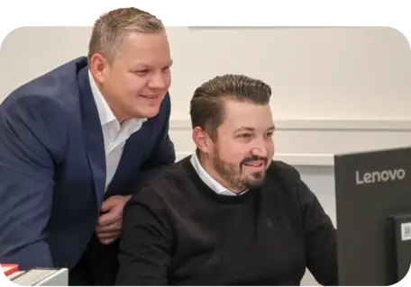 Zwei Mitarbeiter beraten zum Thema Schnittstellen